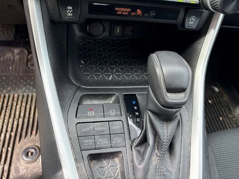 Used 2021 Toyota RAV4 LE AWD/4WD image 18