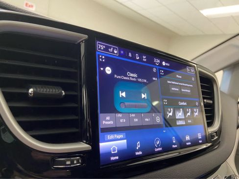 Used 2024 Chrysler Pacifica Touring-L FWD image 27