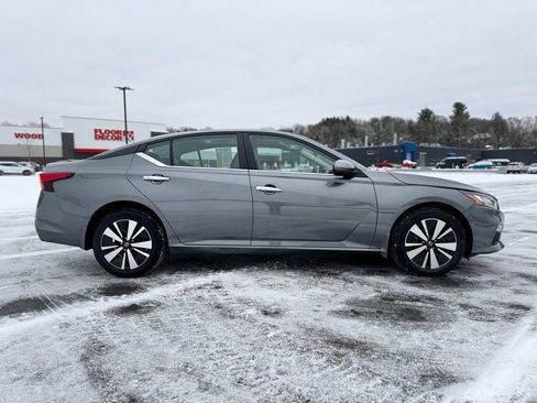 Used 2022 Nissan Altima 2.5 SV w/ SV Premium Package image 8