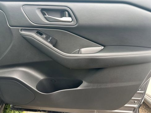 Used 2025 Nissan Rogue SV image 38