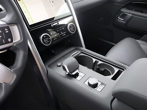 New 2025 Land Rover Discovery S image 27