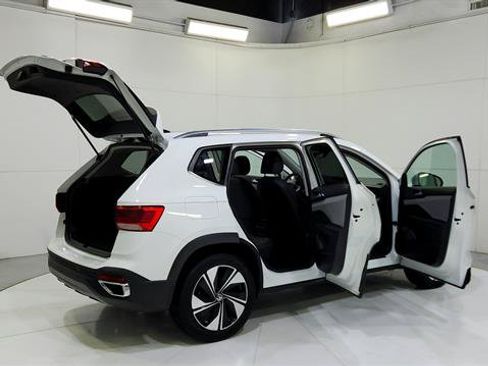Used 2024 Volkswagen Taos SE AWD/4WD image 32