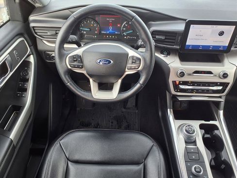 Used 2021 Ford Explorer XLT w/ Equipment Group 202A image 6