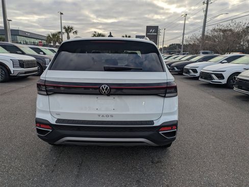 Used 2025 Volkswagen Taos SE w/ Panoramic Sunroof Package image 8
