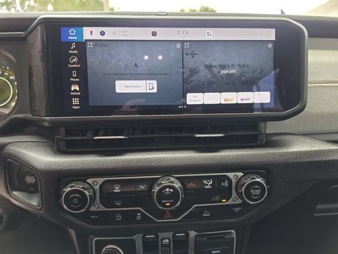Used 2024 Jeep Gladiator Sport AWD/4WD image 19