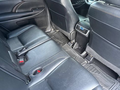 Used 2018 Toyota Highlander XLE AWD/4WD image 18