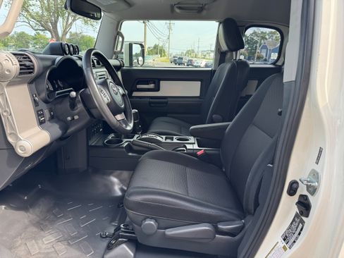 Used 2013 Toyota FJ Cruiser 4WD w/ Upgrade Pkg image 7