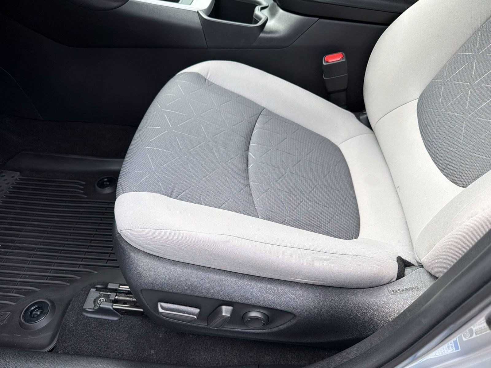 Used 2022 Toyota RAV4 XLE w/ Convenience Package AWD/4WD image 14