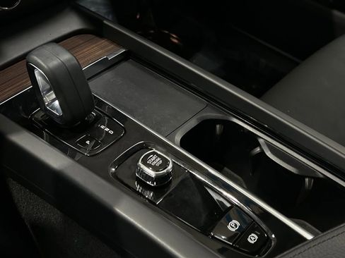 Used 2022 Volvo XC60 B5 Momentum image 23