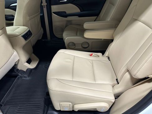 Used 2019 Toyota Highlander XLE AWD/4WD image 42