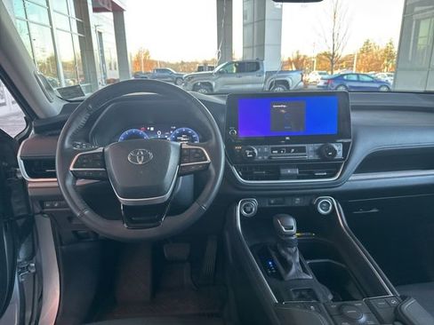 Used 2024 Toyota Grand Highlander Limited image 19