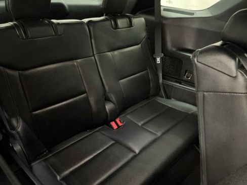 Used 2020 Ford Explorer XLT w/ Equipment Group 202A RWD image 17