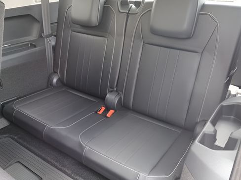 Used 2024 Volkswagen Tiguan SE FWD image 17