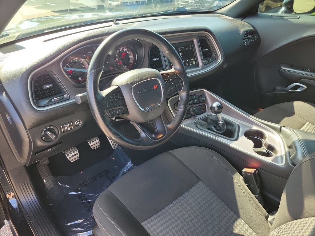 Used 2022 Dodge Challenger R/T w/ Driver Convenience Group RWD image 10