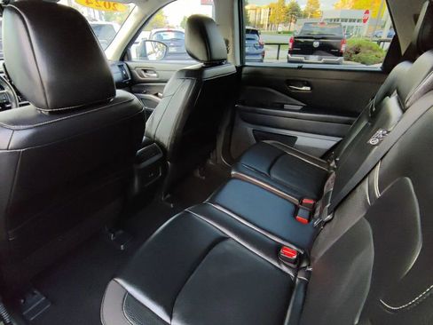 Used 2024 Nissan Pathfinder SL AWD/4WD image 16