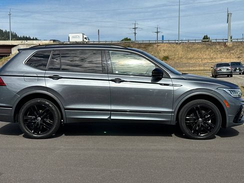 Used 2022 Volkswagen Tiguan SE R-Line AWD/4WD image 2