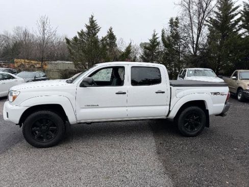Used 2015 Toyota Tacoma 4x4 Double Cab w/ TRD Off-Road Package image 2