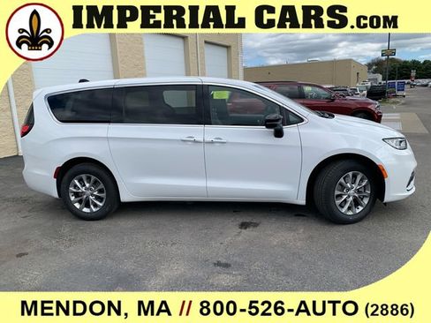 New 2026 Chrysler Pacifica Select image 15