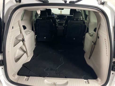 Used 2024 Chrysler Pacifica Touring-L image 21