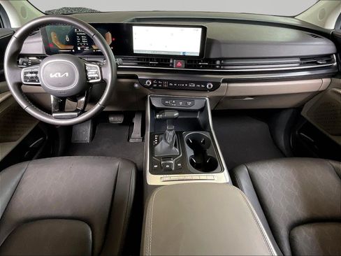 Used 2025 Kia Carnival FWD image 7