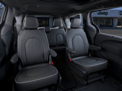 New 2026 Chrysler Pacifica Limited w/ S Appearance Package FWD image 16