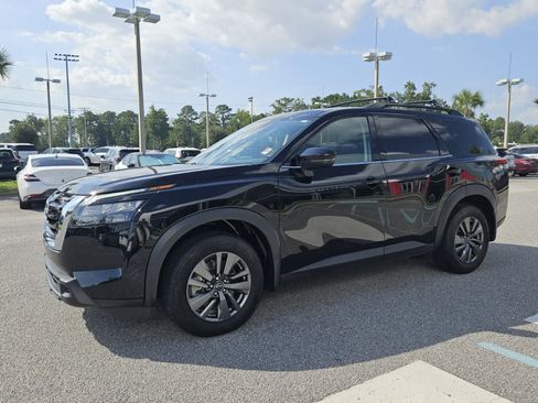 Used 2024 Nissan Pathfinder SV w/ SV Premium Package FWD image 2
