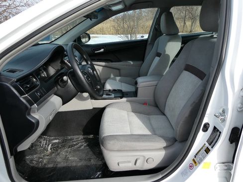 Used 2014 Toyota Camry LE image 9