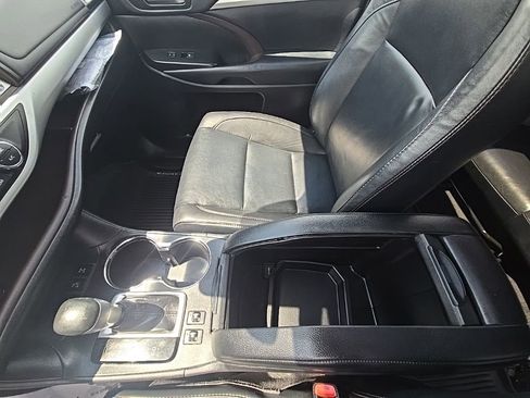 Used 2019 Toyota Highlander XLE AWD/4WD image 24