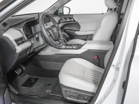 Used 2025 Mitsubishi Outlander SEL image 11