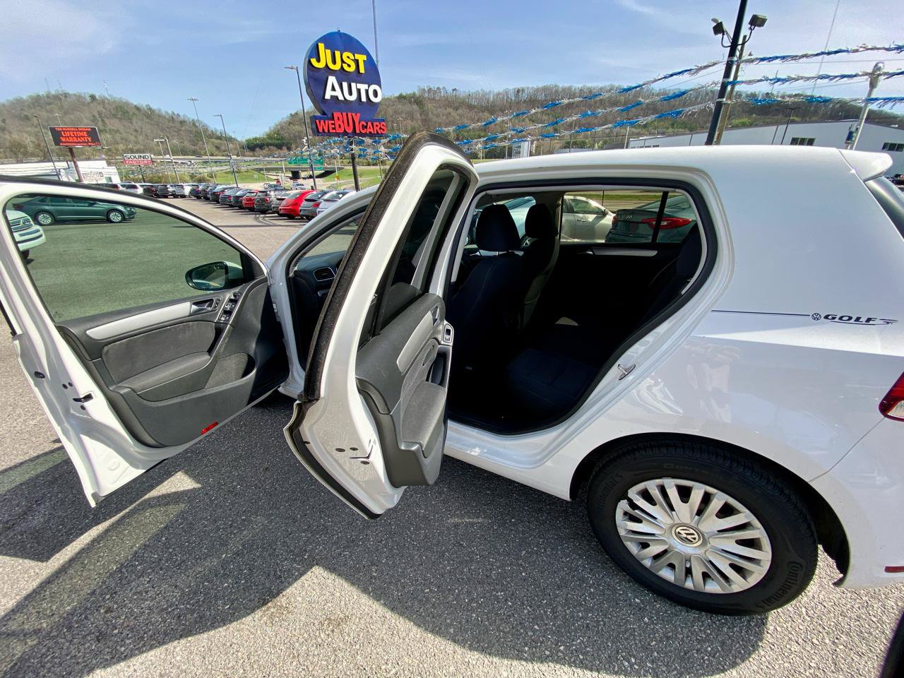 Used 2013 Volkswagen Golf 4-Door FWD image 12