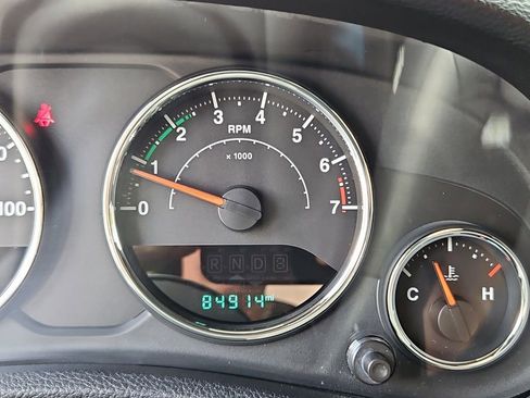 Used 2018 Jeep Wrangler Unlimited Sahara w/ Connectivity Group image 18