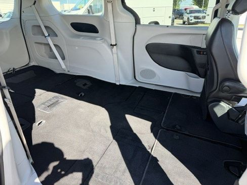 Used 2023 Chrysler Pacifica Touring-L FWD image 38
