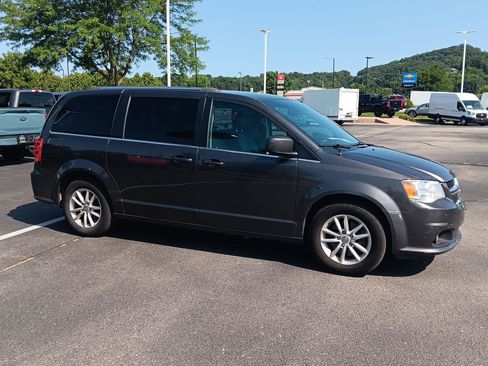 Used 2018 Dodge Grand Caravan SXT FWD image 2