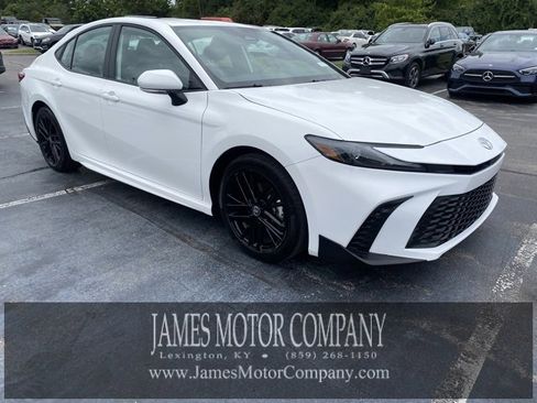 Used 2025 Toyota Camry SE image 3