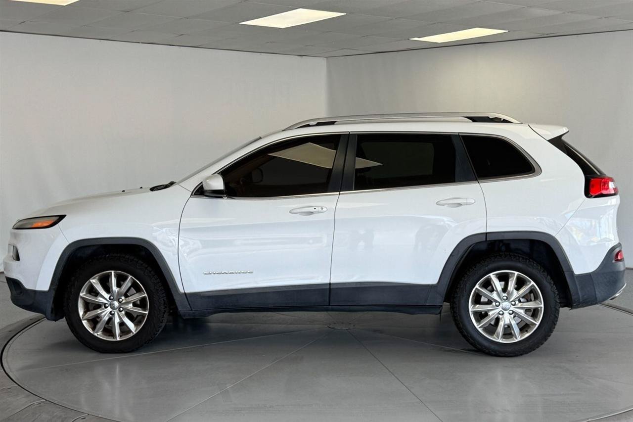 Used 2017 Jeep Cherokee Limited AWD/4WD image 4