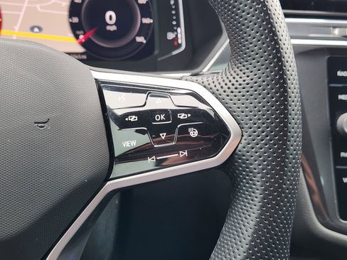 Used 2022 Volkswagen Tiguan SEL R-Line image 34