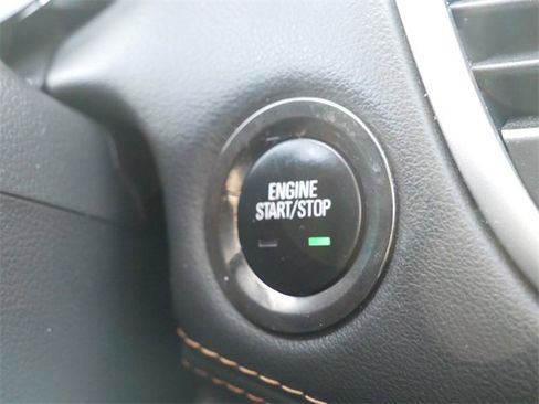 Used 2022 Chevrolet Trax LT w/ LT Convenience Package image 22