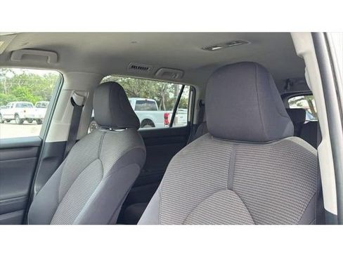 Certified 2025 Toyota Highlander LE FWD image 21
