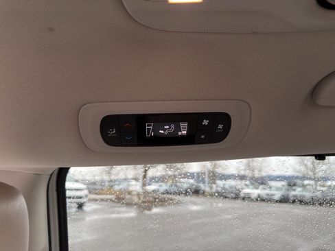 Used 2021 Chrysler Voyager Lxi image 17