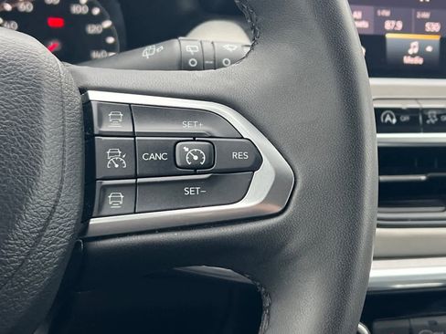 Used 2023 Jeep Compass Limited image 28