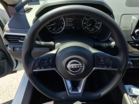 Used 2025 Nissan Altima 2.5 SV FWD image 18