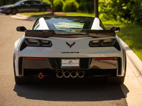 Used 2018 Chevrolet Corvette Z06 w/ Carbon 65 Edition RWD image 27