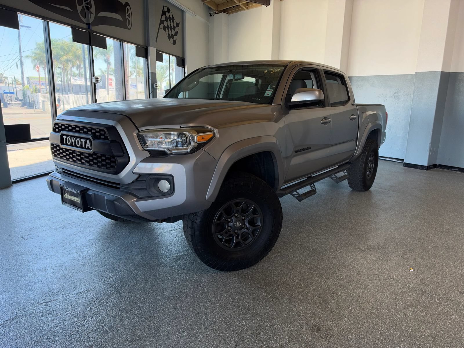 Used 2017 Toyota Tacoma SR5 w/ Tow Package RWD image 3