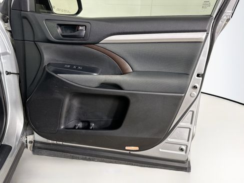 Used 2018 Toyota Highlander LE image 32