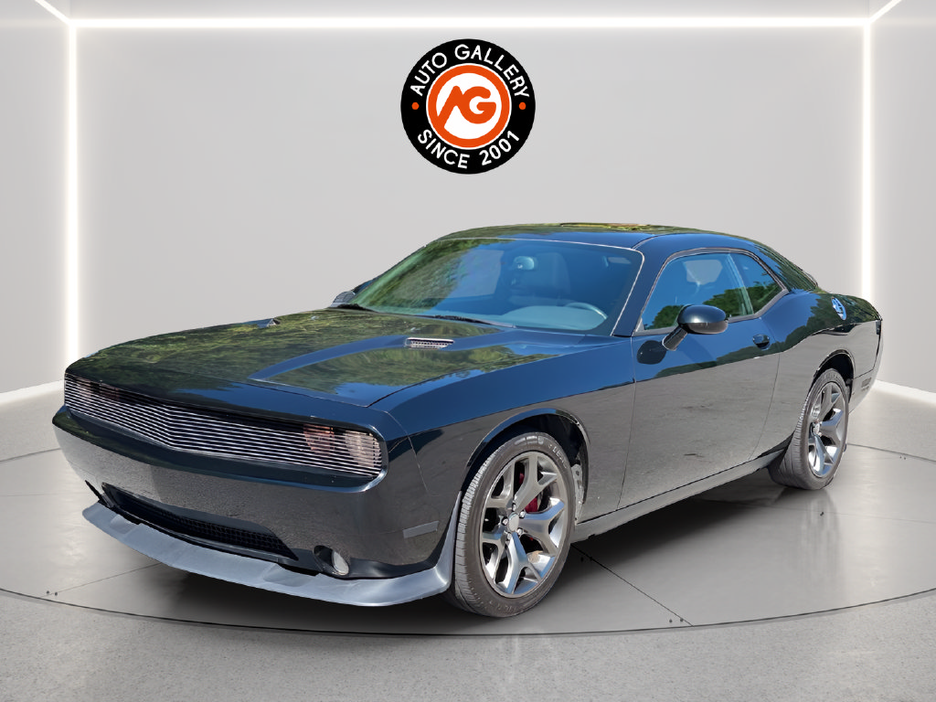 Used 2014 Dodge Challenger SXT RWD image 3