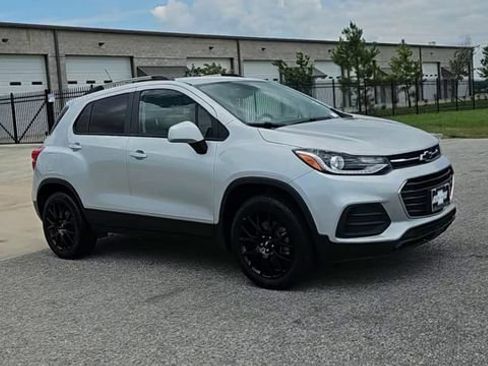 Used 2022 Chevrolet Trax LT w/ Sport Edition AWD/4WD image 2