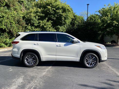 Used 2017 Toyota Highlander XLE AWD/4WD image 10