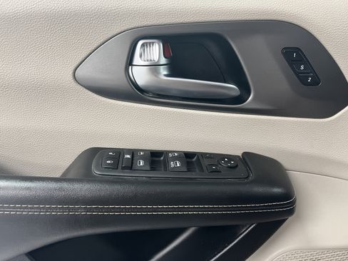 Used 2023 Chrysler Pacifica Touring-L FWD image 15