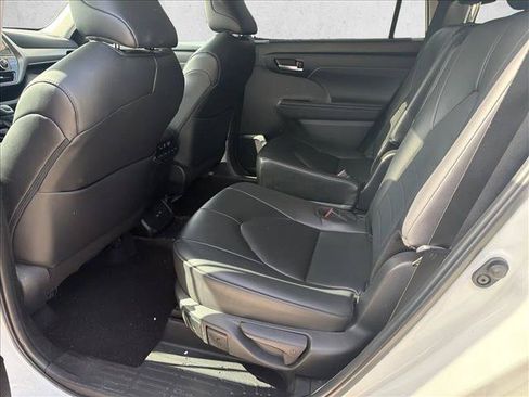 Used 2024 Toyota Highlander XLE FWD image 19