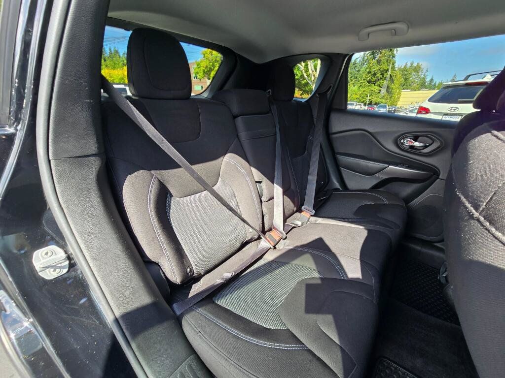 Used 2019 Jeep Cherokee Latitude w/ Cold Weather Group FWD image 6
